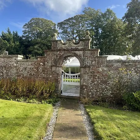 Dalston Hall Hotell 4*