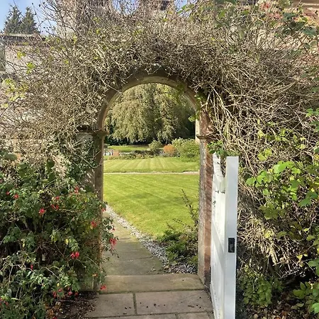Dalston Hall Отель